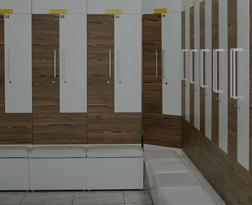 Чистая и просторная раздевалка фитнес клуба Global Fitness